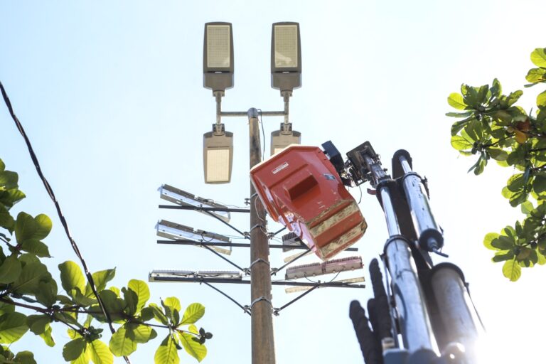 Postes de iluminação pública sendo substituídos na orla das praias das Flechas e Boa Viagem, em Niterói.