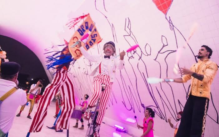 Artistas se apresentam em palco ao ar livre em Niterói, celebrando a cultura local.