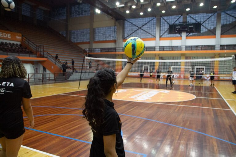 Professores e instrutores de Educação Física participam de curso de vôlei em quadra no CT Niterói Joga em Rede.