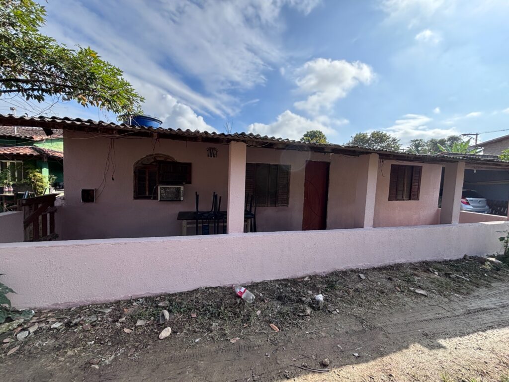 Moradores de comunidade em Maricá em reunião com representantes da prefeitura para discutir melhorias habitacionais.