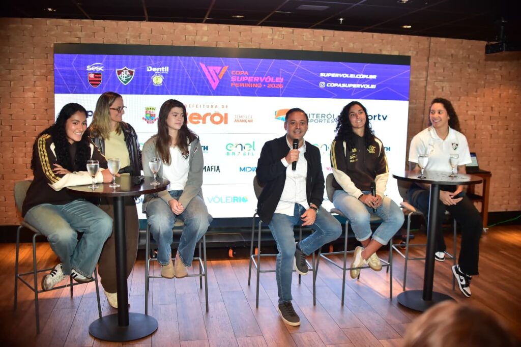 Vista interna da Arena Niterói com a quadra de vôlei pronta para a competição.