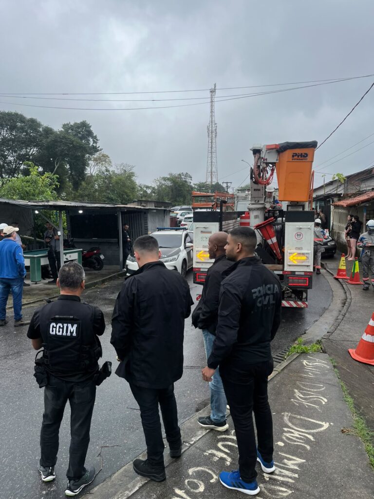 Operação da Prefeitura de Niterói e Polícia Civil prende suspeitos de furto de energia em trailers na APA Maria Paula.
