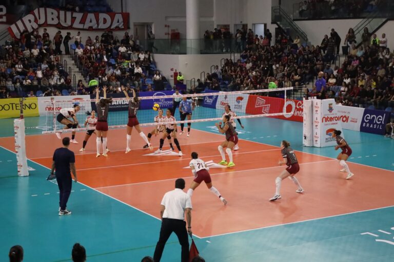 Torcida lota Arena Niterói para jogo de vôlei feminino entre SESC Flamengo e Fluminense