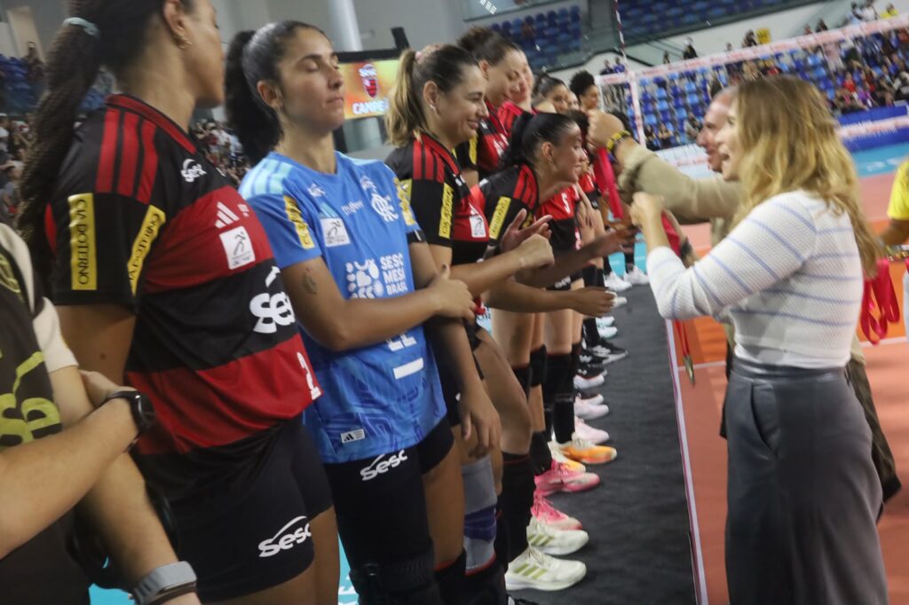 Jogadoras do SESC-RJ Flamengo comemoram título da Copa Supervôlei Feminino na Arena Niterói.