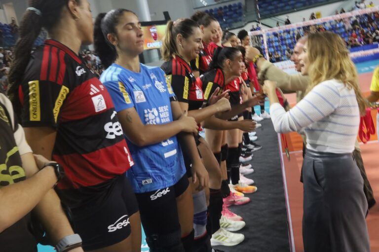 Jogadoras do SESC-RJ Flamengo comemoram título da Copa Supervôlei Feminino na Arena Niterói.