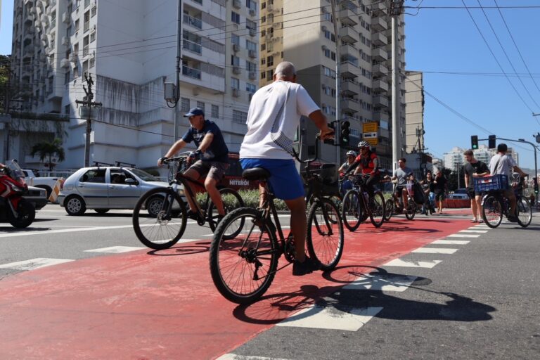 Ciclistas pedalando em ciclovia movimentada da Avenida Marquês do Paraná em Niterói.