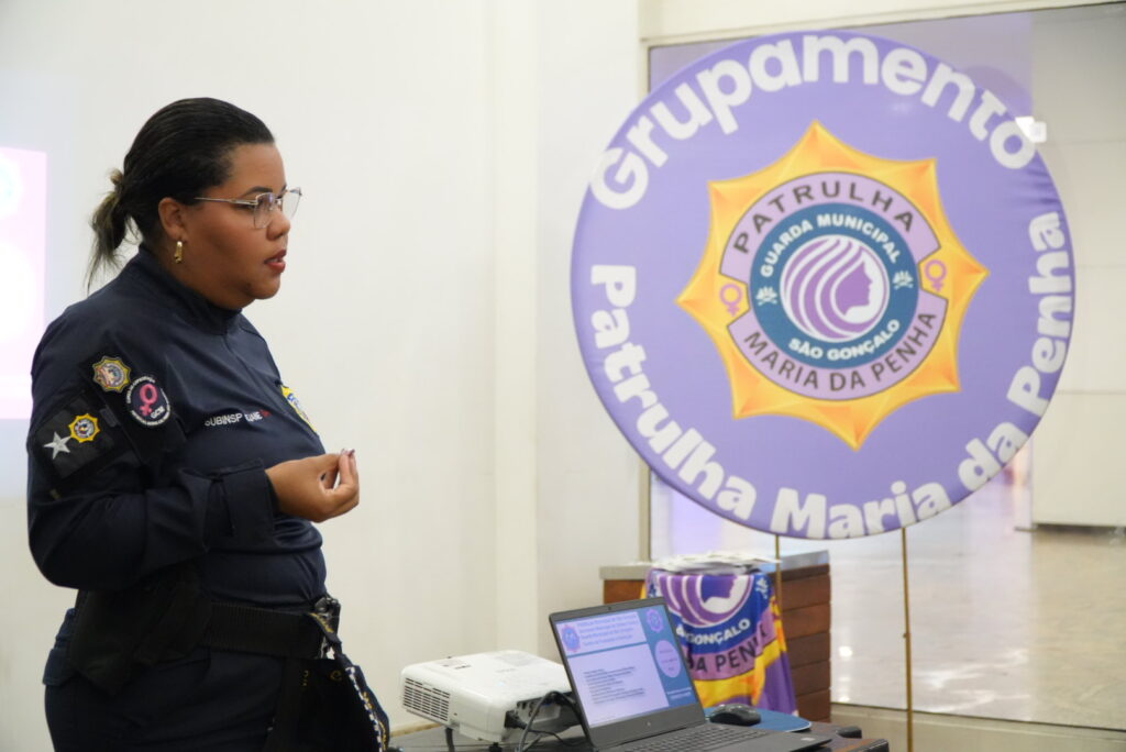 Mulheres participam de aula de defesa pessoal da Guarda Municipal de São Gonçalo em shopping