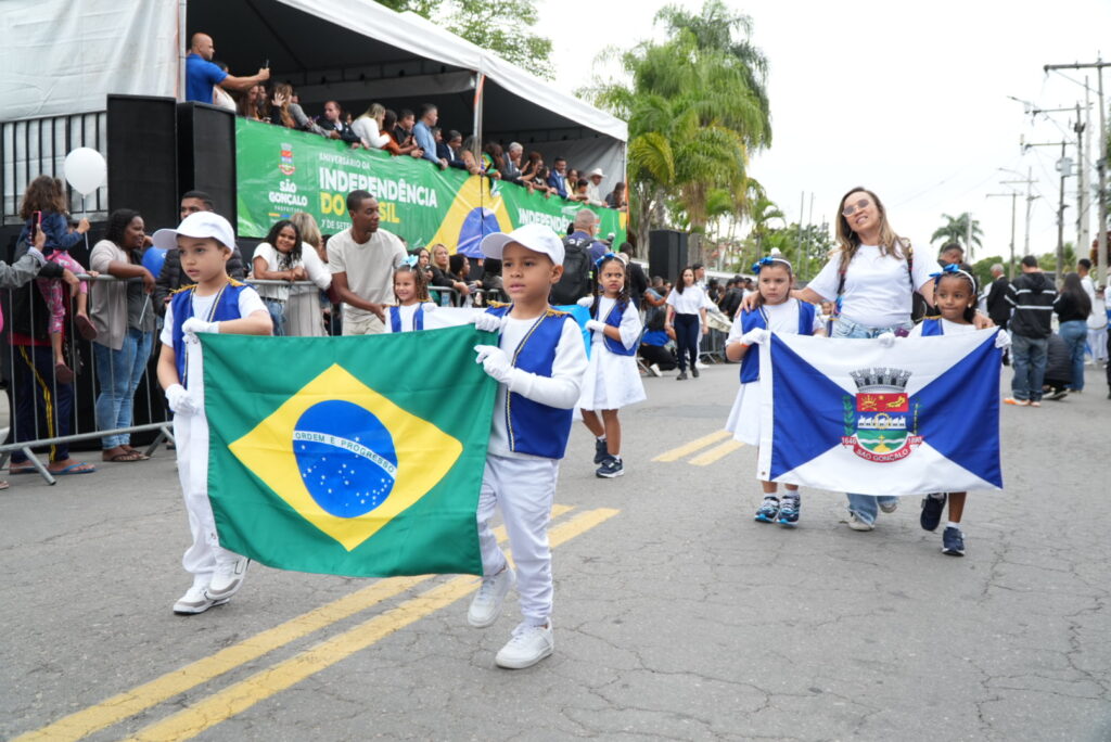 Desfile cívico de 7 de Setembro em São Gonçalo com alunos e bandas escolares.