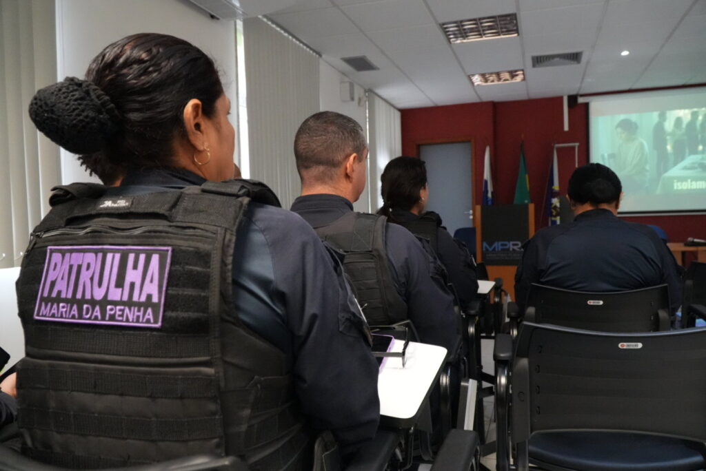Agentes da Patrulha Maria da Penha de São Gonçalo em capacitação sobre atendimento a vítimas de violência doméstica.