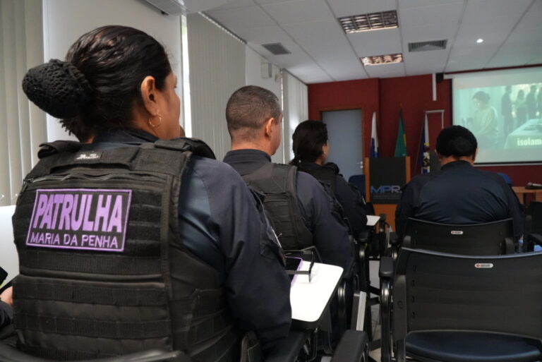 Agentes da Patrulha Maria da Penha de São Gonçalo em capacitação sobre atendimento a vítimas de violência doméstica.