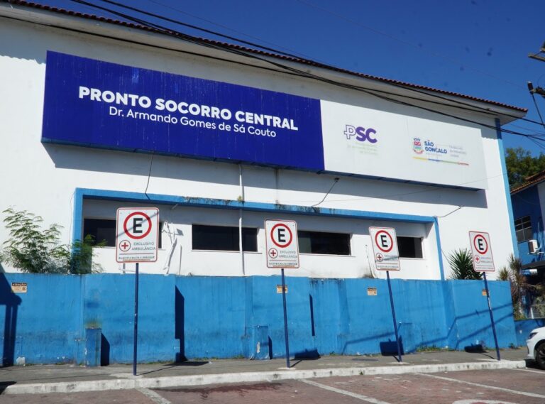 Profissional de saúde atende paciente em unidade de urgência em São Gonçalo durante feriado de 7 de setembro.