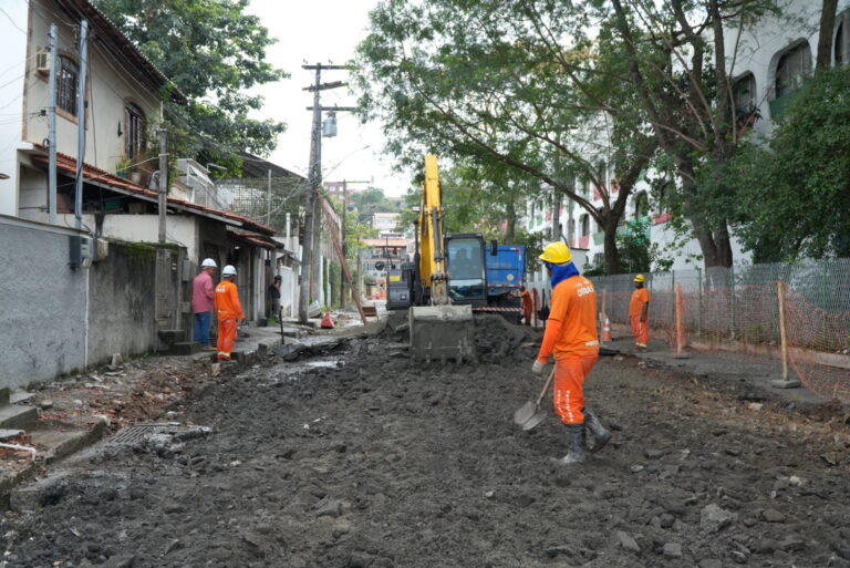 Trabalhadores realizam obras de drenagem e troca de solo na Rua José Ramos de Oliveira, em Neves, São Gonçalo.
