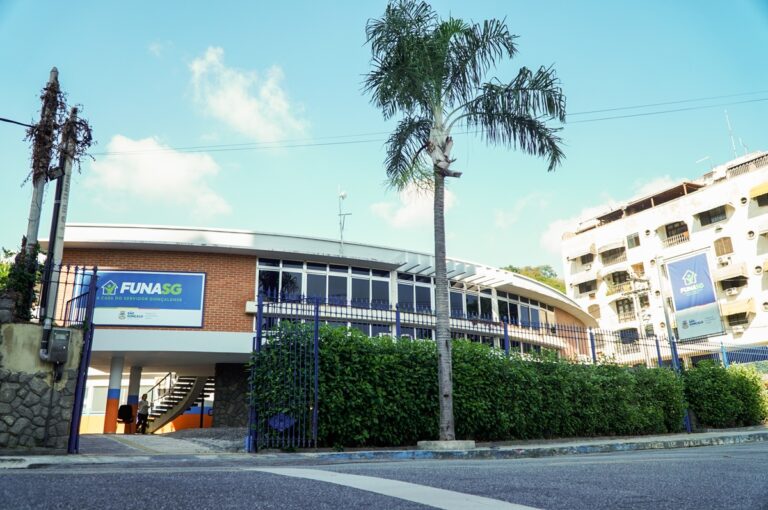 Mulher médica ginecologista em consultório, simbolizando vagas abertas pela Funasg em São Gonçalo.