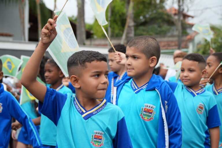 Desfile cívico de 7 de Setembro em São Gonçalo com alunos e bandas escolares em Santa Izabel.