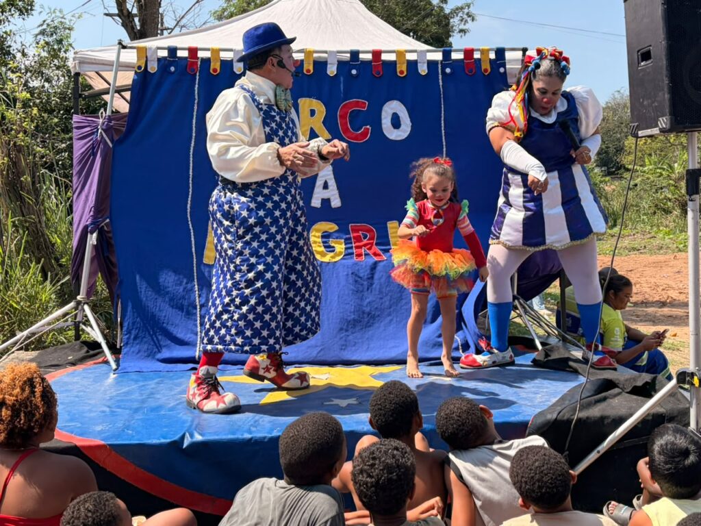 Crianças brincando em cama elástica da Caravana de Arte e Lazer em São Gonçalo