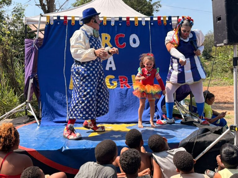 Crianças brincando em cama elástica da Caravana de Arte e Lazer em São Gonçalo