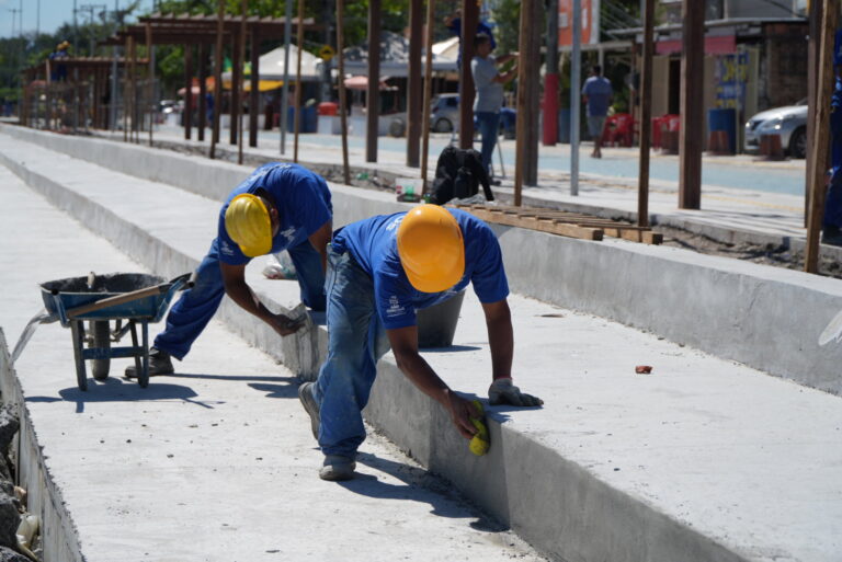 Obras na Praia das Pedrinhas, São Gonçalo, com piso intertravado, calçadas e canteiros revitalizados.