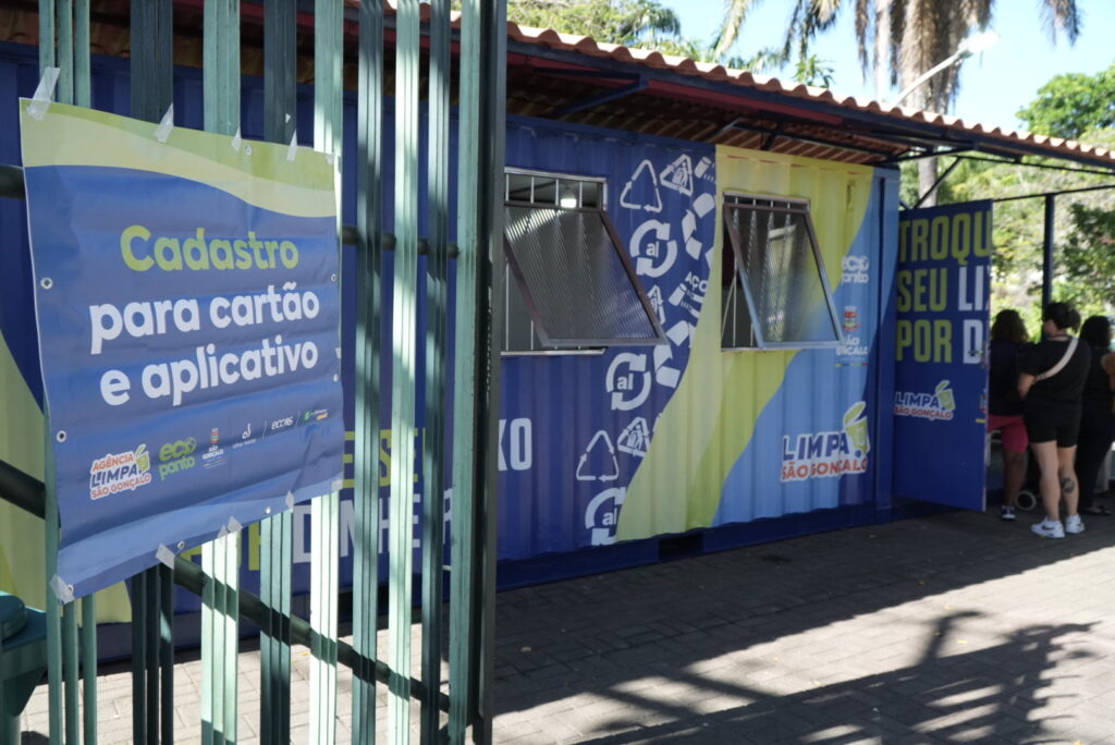 Ecoponto em São Gonçalo com caixas de coleta de materiais recicláveis.