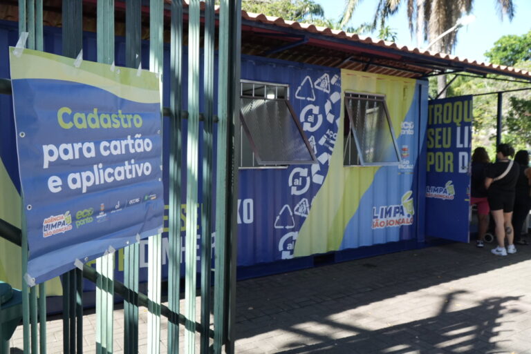 Ecoponto em São Gonçalo com caixas de coleta de materiais recicláveis.