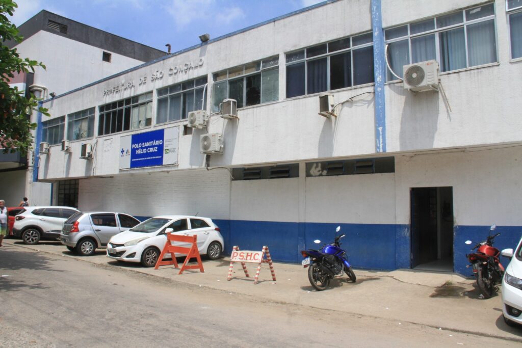Mulher realizando exame preventivo em consultório médico em São Gonçalo.