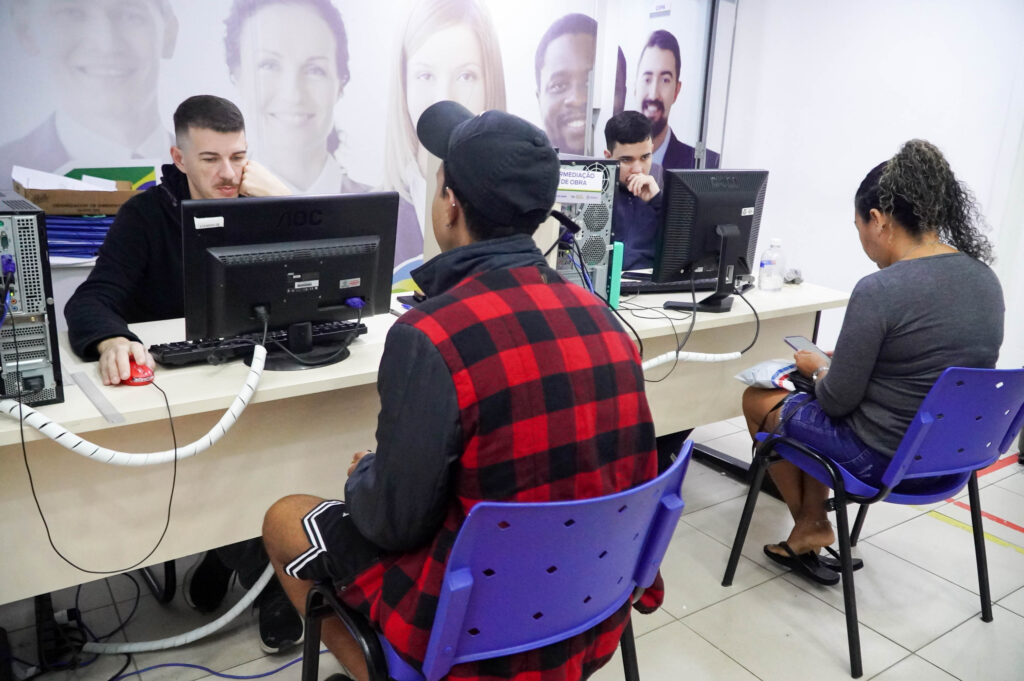 Moradores de São Gonçalo são atendidos no Sine Alcântara durante o Programa Oportunidades para vagas de emprego.