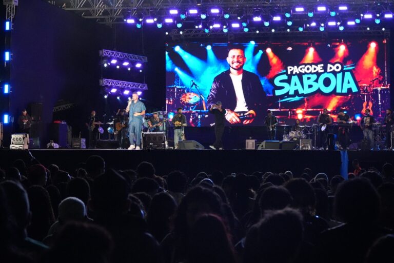 Cantores Belo e Mumuzinho se apresentam no palco do São Gonçalo Fest 2026, com público animado.