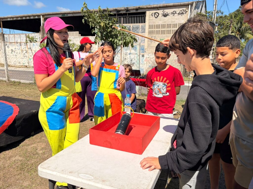 Crianças brincam em evento da Caravana de Arte e Lazer em São Gonçalo, com pula-pula e oficinas de pintura.