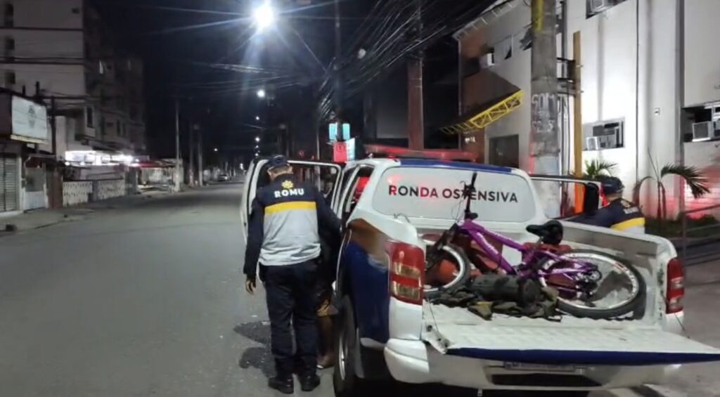 Agentes da Guarda Municipal de São Gonçalo abordam suspeito em ação de patrulhamento urbano no Centro.