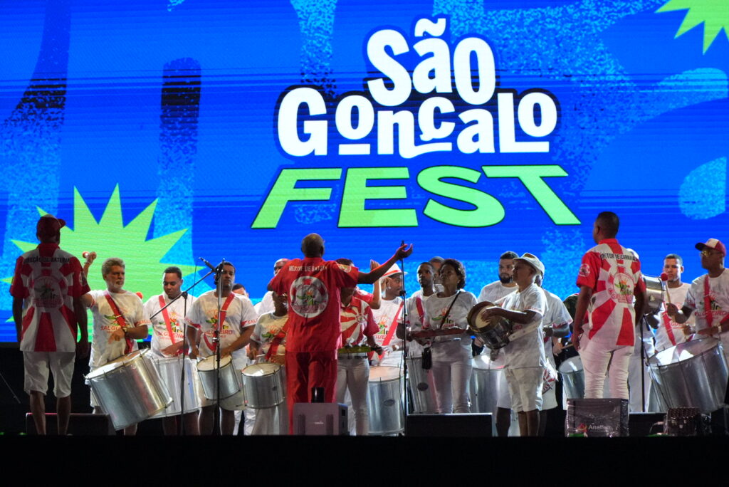 Público em show noturno no São Gonçalo Fest 2026 com luzes de palco e artistas se apresentando