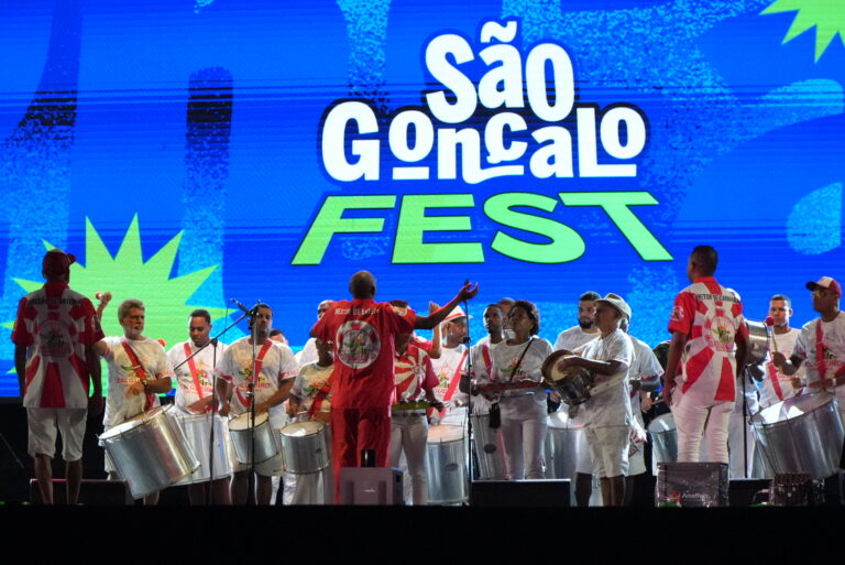 Público em show noturno no São Gonçalo Fest 2026 com luzes de palco e artistas se apresentando