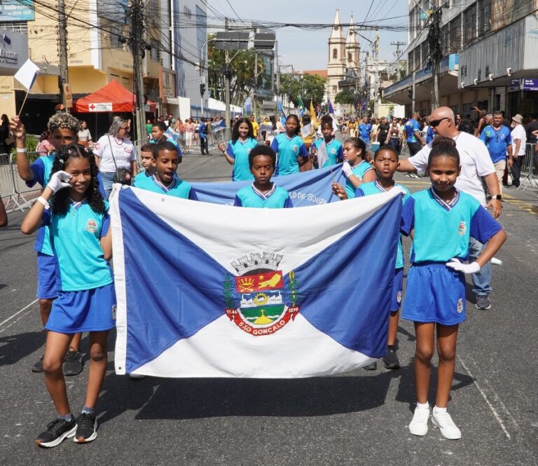Desfile cívico-militar em São Gonçalo com a participação de escolas e forças de segurança celebrando o aniversário da cidade.