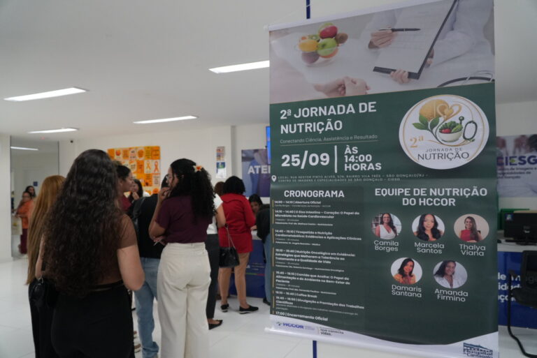 Profissionais de nutrição em evento do HCCOR em São Gonçalo, discutindo avanços científicos e práticas de cuidado.