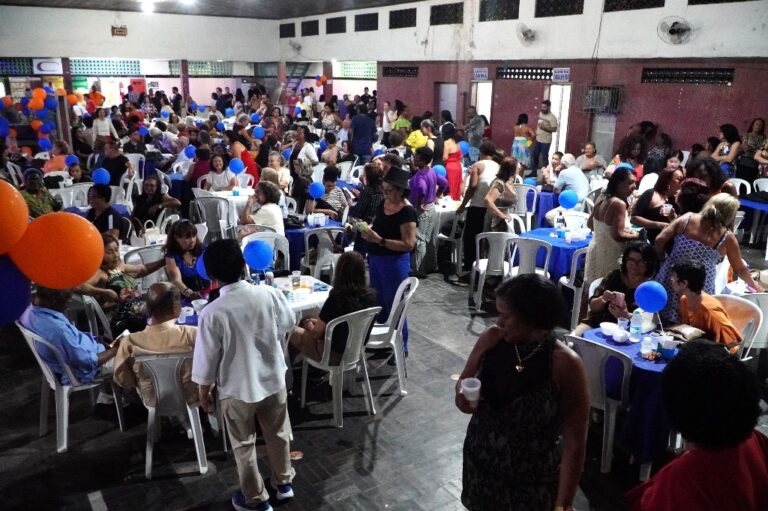 Alunos do projeto Qualidade de Vida e Longevidade dançando em baile no Clube Mauá, São Gonçalo