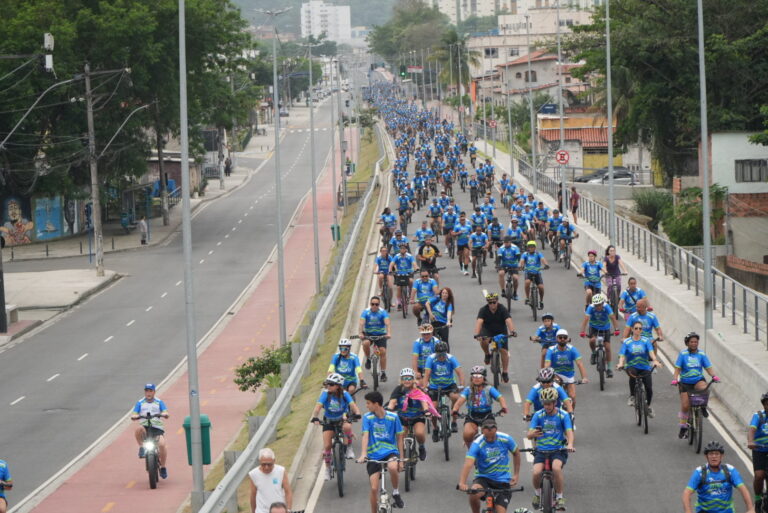 Ciclistas participam do 2º Passeio Ciclístico do MUVI em São Gonçalo, pedalando em ciclovia.