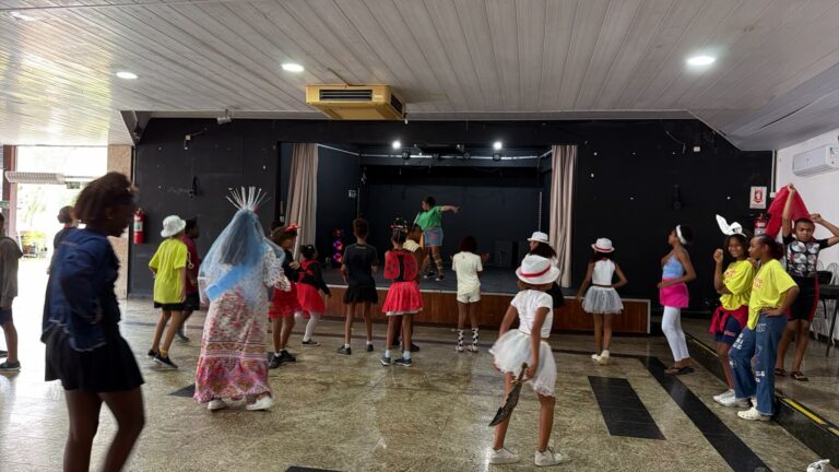 Crianças do Clin Social em Niterói se divertem em toboágua durante programação do Mês das Crianças.