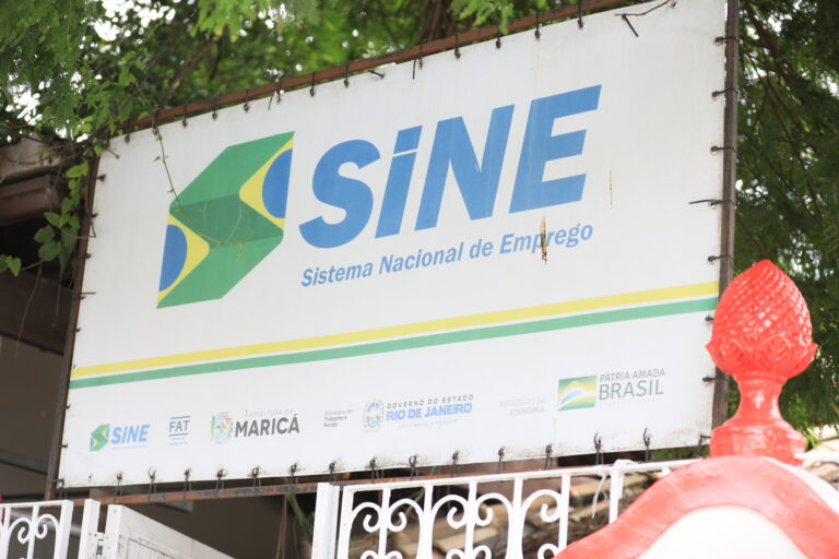 Processo seletivo no Sine de Maricá para vaga de emprego no comércio local. Candidatos buscam oportunidades.