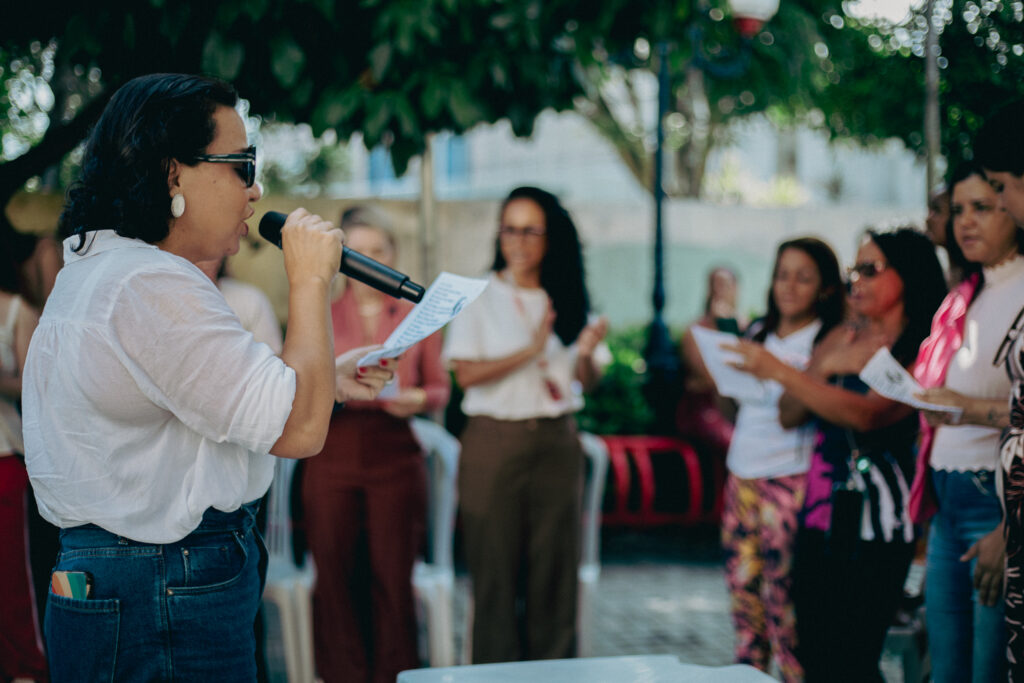 Mulheres participam de atividades de autocuidado em evento contra a violência em Maricá.