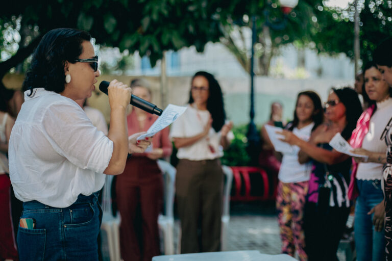 Mulheres participam de atividades de autocuidado em evento contra a violência em Maricá.