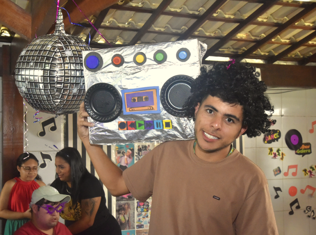 Pessoas com deficiência se divertem em festa a fantasia na Semana da Alegria em Maricá, Rio de Janeiro.