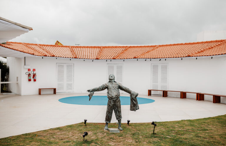 Mulheres em visita cultural ao Museu Casa Darcy Ribeiro em Maricá, parte do projeto Elas na Cultura.