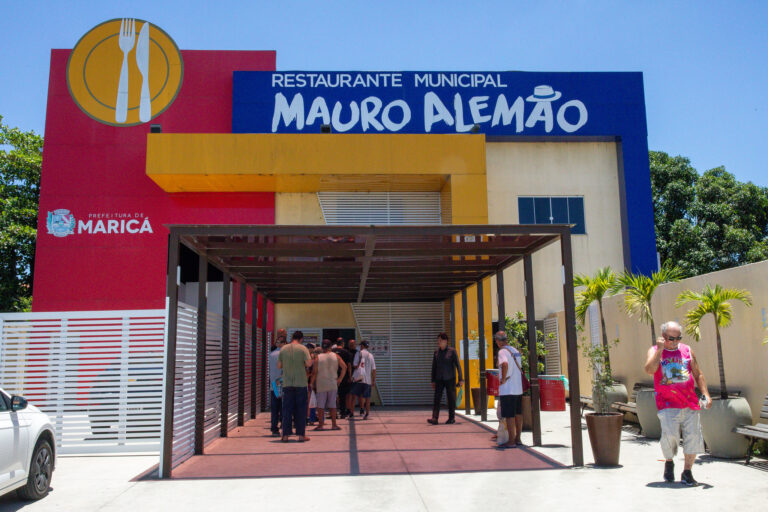 Refeições sendo servidas no Restaurante Municipal Mauro Alemão em Maricá, com preços acessíveis.