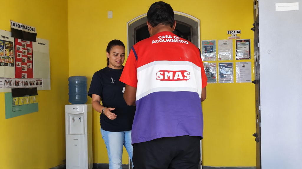 Pessoas participam de atividade na Casa Abrigo Ernani Gomes Duarte, em Maricá, durante programação de outubro.