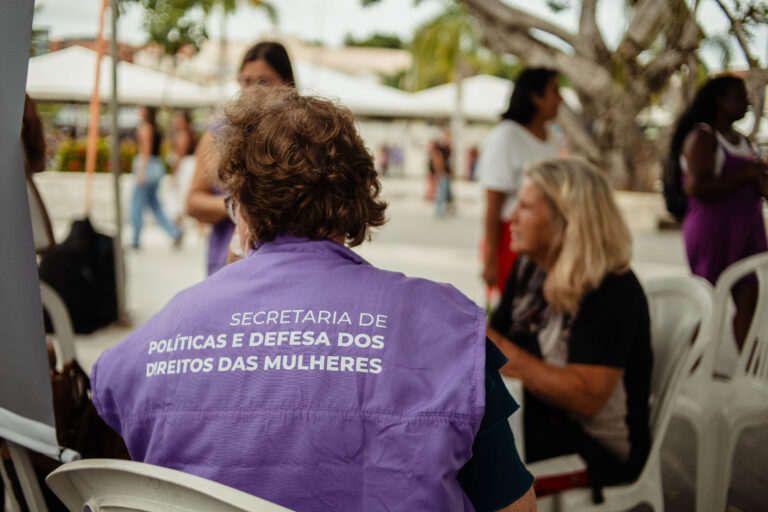 Mulheres participam de atividades de acolhimento e beleza na Casa da Mulher em Maricá.