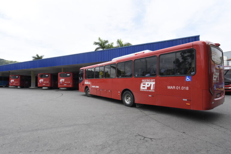 Ônibus Tarifa Zero da EPT em Maricá circulando pela cidade.