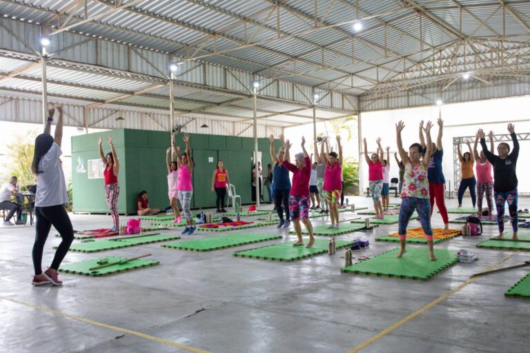 Mulheres participam de evento de conscientização sobre câncer de mama em Maricá durante o Outubro Rosa.
