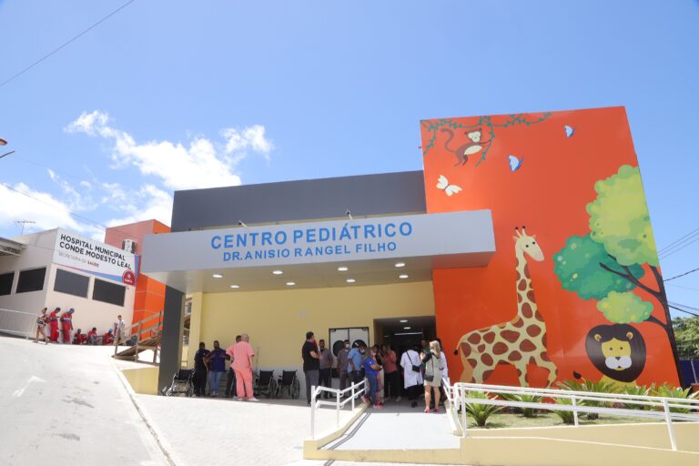 Profissional de saúde atende paciente em unidade de urgência e emergência em Maricá durante o feriado.