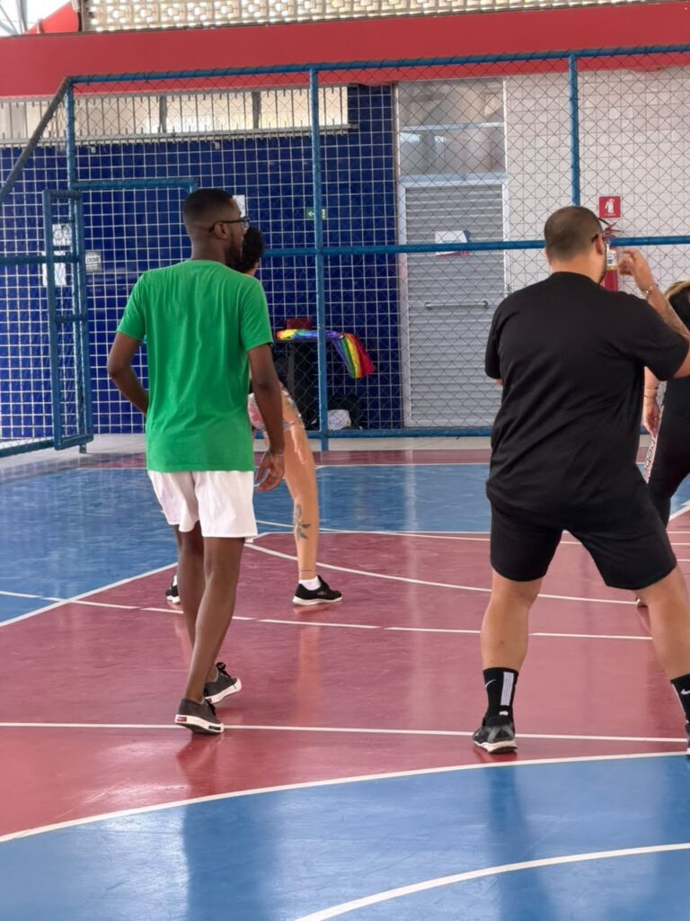 Participantes dos Jogos da Diversidade em Maricá, praticando atividades esportivas e de lazer em ambiente inclusivo.