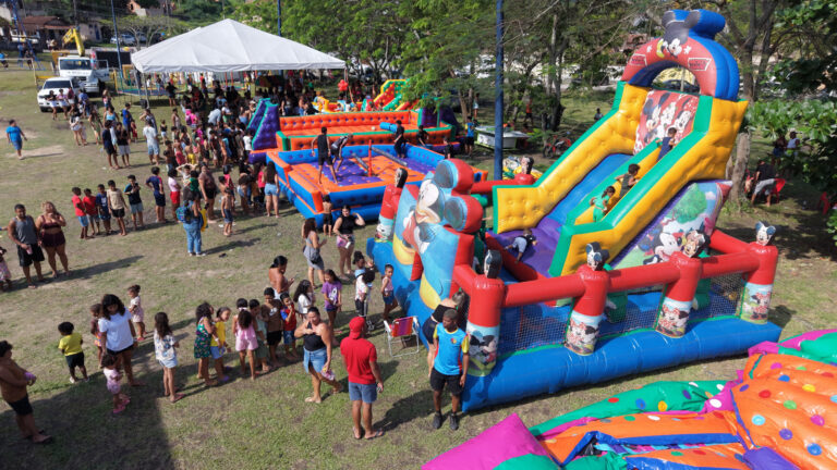 Crianças em Maricá brincam em evento do Dia das Crianças com infláveis e shows.