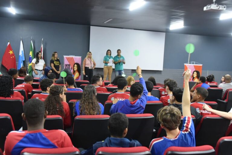 Estudantes de Maricá participam de roda de conversa sobre saúde mental em projeto da Prefeitura.