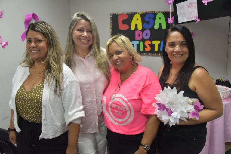 Mães e cuidadoras participam de atividades de autocuidado e bem-estar na Casa do Autista em Maricá.